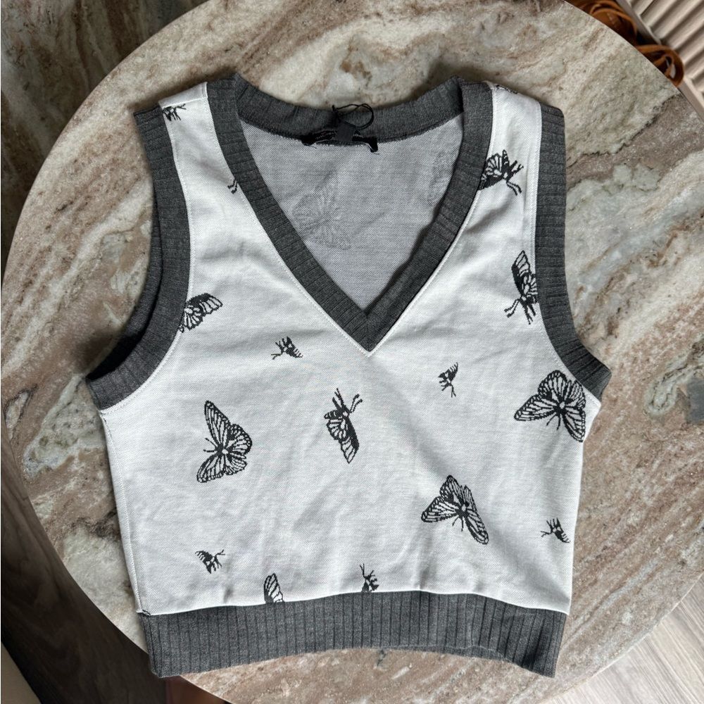 MIXED THREADS Gray whimsical Butterfly Print V-Neck
Sleeveless Sweater Top M